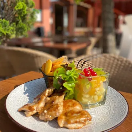 Malom Club Panzio Bed and Breakfast 3*