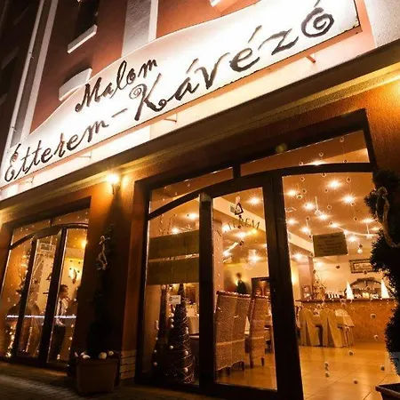 Malom Club Panzió Alojamento de Acomodação e Pequeno-almoço 2*