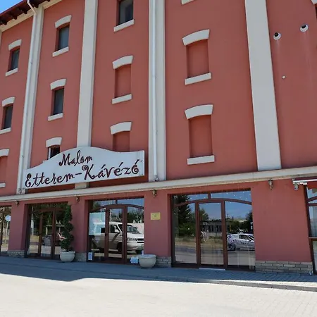 Nocleg ze śniadaniem Malom Club Panzio 3*
