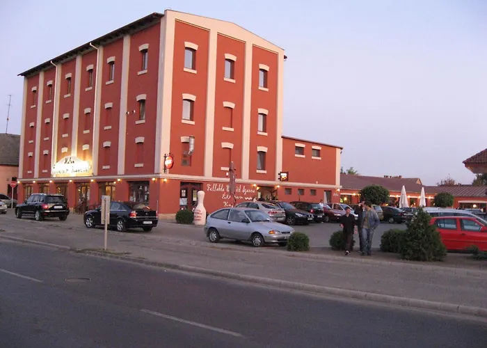 Malom Club Panzio באיה