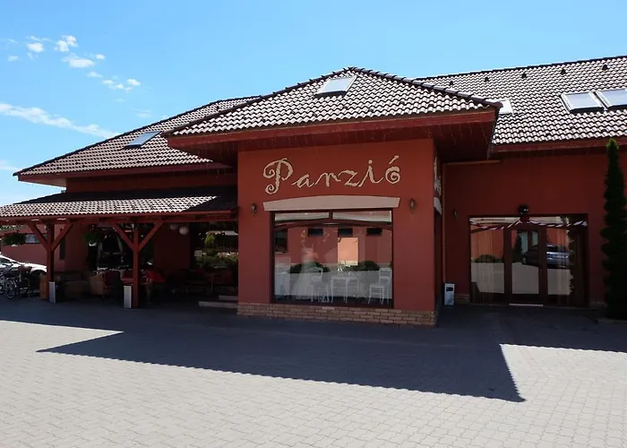 Malom Club Panzio 3* באיה