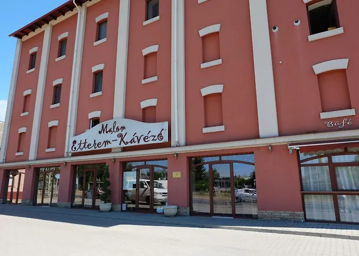 לינה וארוחת בוקר Malom Club Panzio 3*